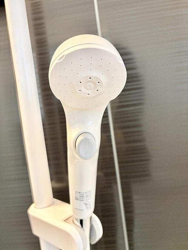 【止水シャワーヘッド】■手元で簡単に止水できるため、水の無駄遣いを減らすことができます。