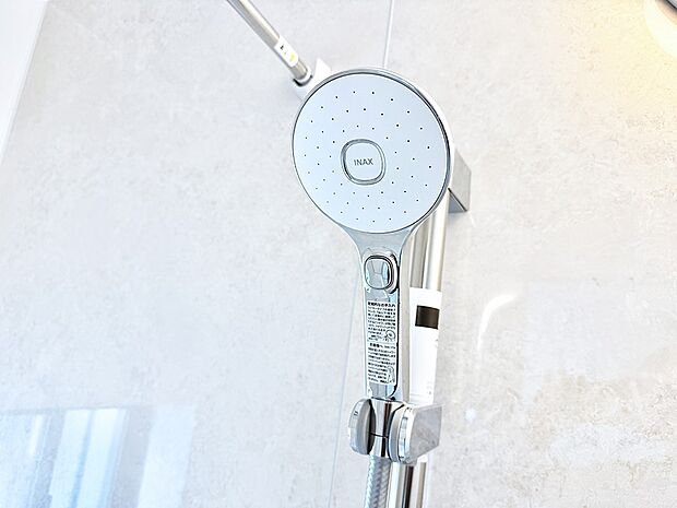 【止水シャワーヘッド】■手元で簡単に止水できるため、水の無駄遣いを減らすことができます。