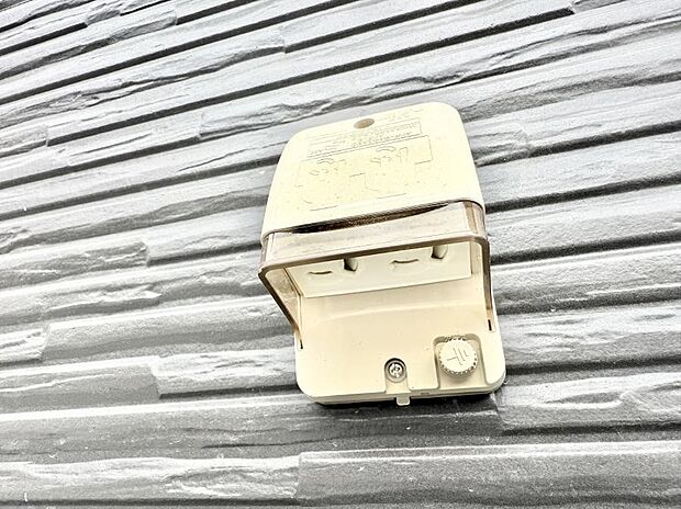 【屋外コンセント】■屋外に電源コンセントがあれば、高圧洗浄機で窓や外壁を掃除するなど便利です。