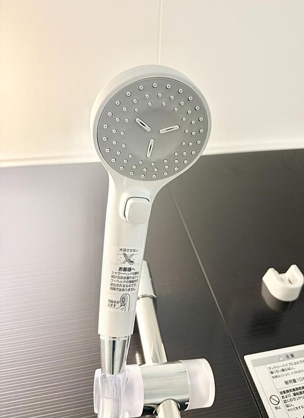 【止水シャワーヘッド】■手元で簡単に止水できるため、水の無駄遣いを減らすことができます。