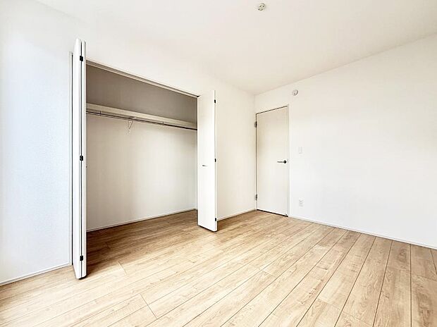 【リビング以外の居室】1号棟 ■清潔感あふれるお部屋で毎日を快適に過ごせます