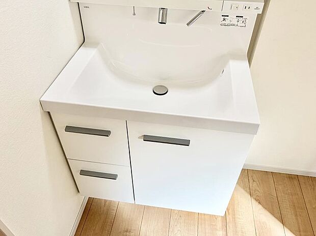 【ハンドシャワー付洗面台】■細かい部分まで洗いやすく便利なハンドシャワー付き