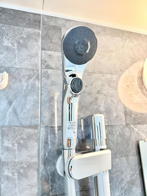 【止水シャワーヘッド】■手元で簡単に止水できるため、水の無駄遣いを減らすことができます。