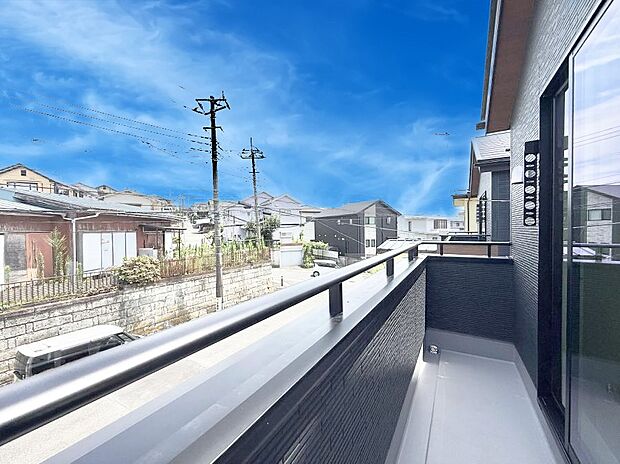 【バルコニー】1号棟 ■ 朝のコーヒーや夜の星空を楽しむ、癒しの場所