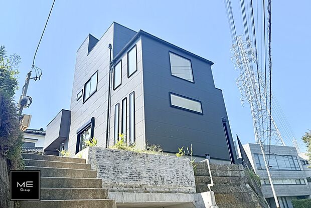 【現地外観写真】1号棟 ■暮らしを彩る充実した設備仕様が備わった住まい