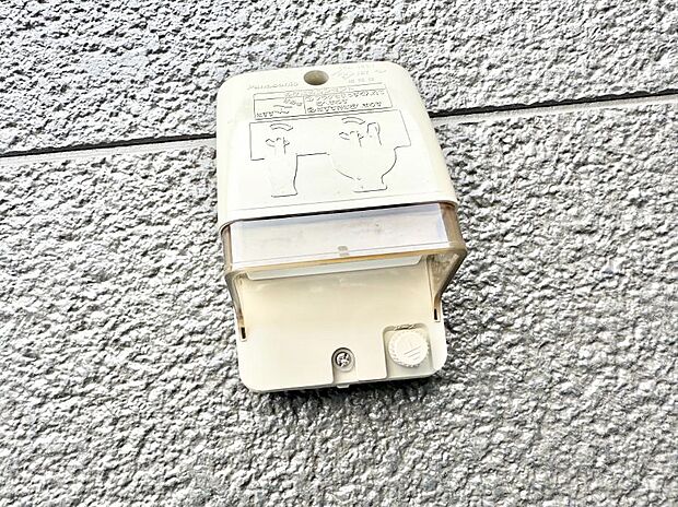 【屋外コンセント】■室内のコンセントから延長コードを引っ張る手間がなくなります。