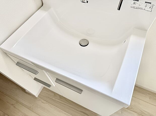 【ハンドシャワー付洗面台】■細かい部分まで洗いやすく便利なハンドシャワー付き