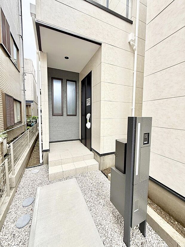 【玄関】2号棟  ■ 帰るたびにホッとする、安心感のある佇まい