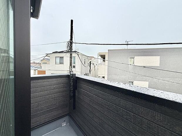 【バルコニー】1号棟 ■ 季節の移ろいを感じられる開放的な空間です