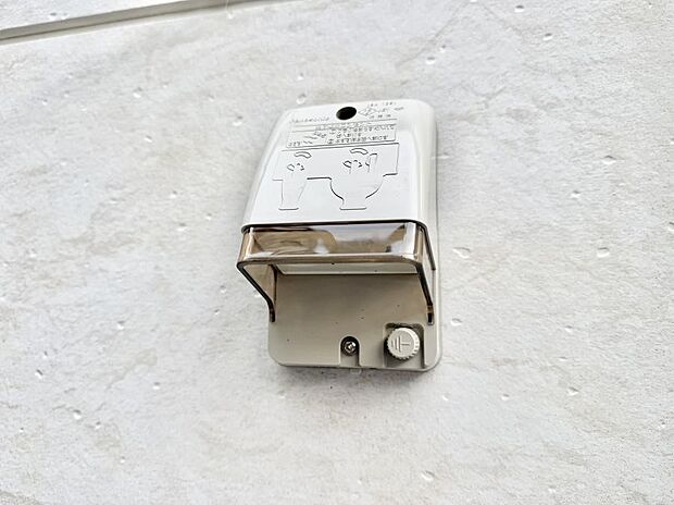 【屋外コンセント】■屋外に電源コンセントがあれば、高圧洗浄機で窓や外壁を掃除するなど便利です。