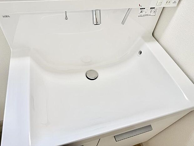 【ハンドシャワー付洗面台】■細かい部分まで洗いやすく便利なハンドシャワー付き