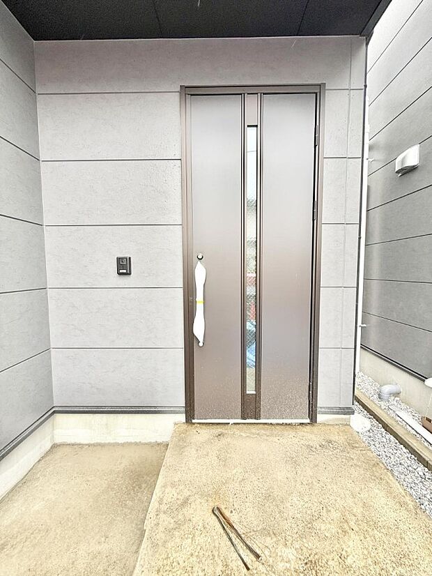 【玄関】2号棟 ■ 帰るたびにホッとする、安心感のある佇まい