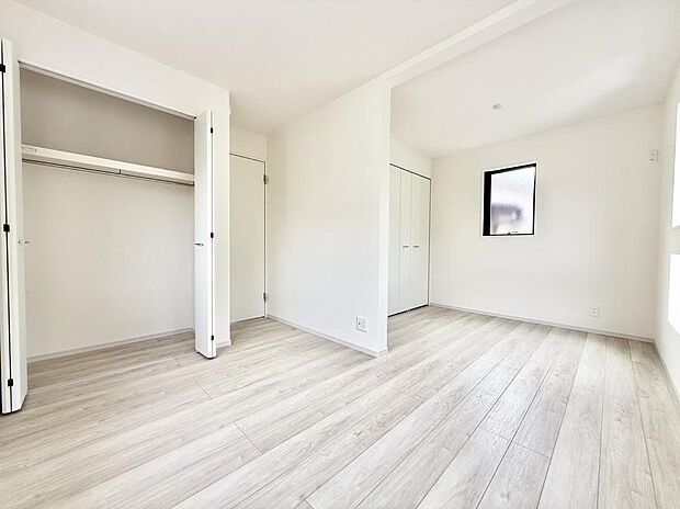 【リビング以外の居室】1号棟 ■落ち着いた色合いのお部屋で穏やかな時間を楽しめます
