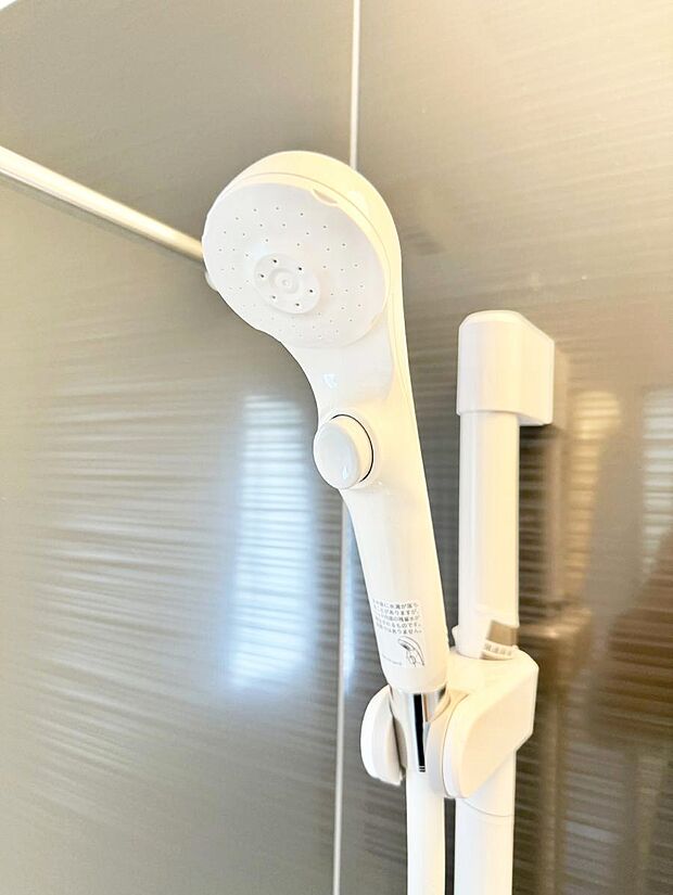 【止水シャワーヘッド】■わざわざシャワー水栓のレバーまで手を伸ばす必要がなく、簡単に止水できる