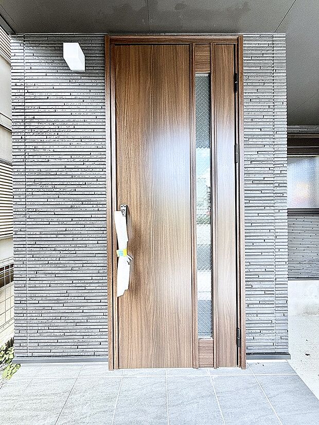 【玄関】1号棟 ■ 帰るたびにホッとする、安心感のある佇まい