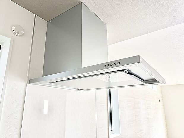 【レンジフード】■調理時の蒸気や匂いが換気扇に誘導され、効率的に排煙ができます。