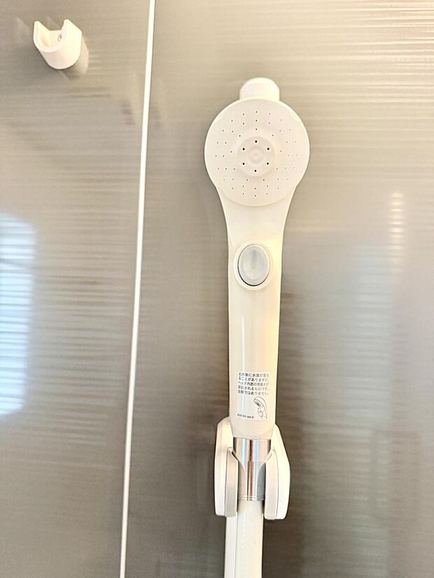 【止水シャワーヘッド】■手元で簡単に止水できるため、水の無駄遣いを減らすことができます。