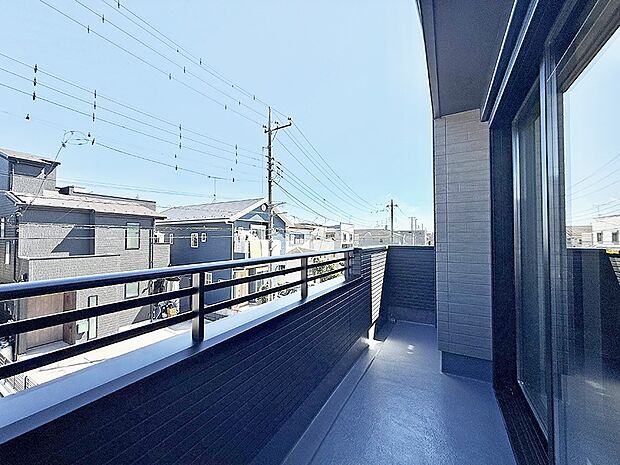 【バルコニー】1号棟 ■ 季節の移ろいを感じられる開放的な空間です