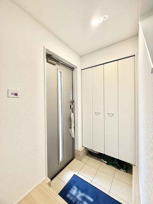 【玄関】3号棟  ■ シンプルで美しく、快適な暮らしの入り口