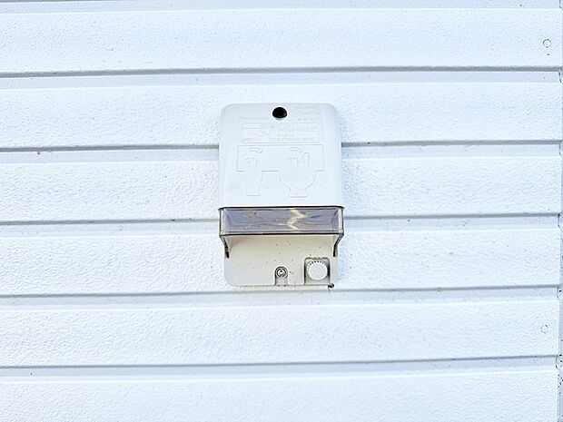 【屋外コンセント】■屋外に電源コンセントがあれば、高圧洗浄機で窓や外壁を掃除するなど便利です。