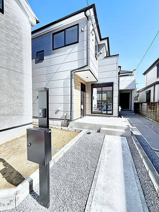 【玄関】2号棟  ■ 帰るたびにホッとする、安心感のある佇まい