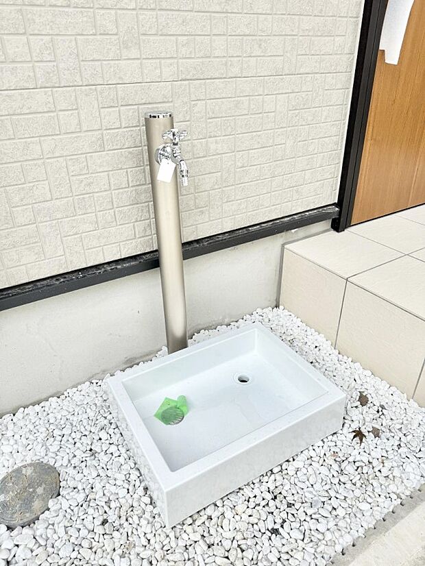 【その他現地】1号棟  ■ガーデニングや洗車などの際に大活躍な屋外立水栓  