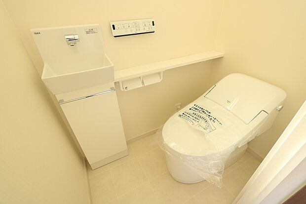 【トイレ　1階】独立型手洗い器付きで来客時も安心のウォッシュレット付き洋便座