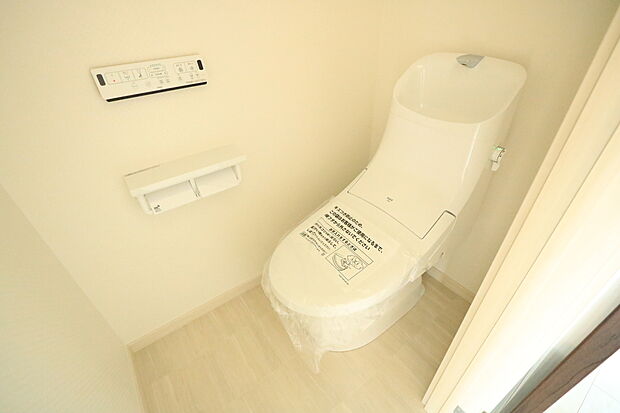 【トイレ　2階】壁付けリモコンで清潔に保てるトイレ