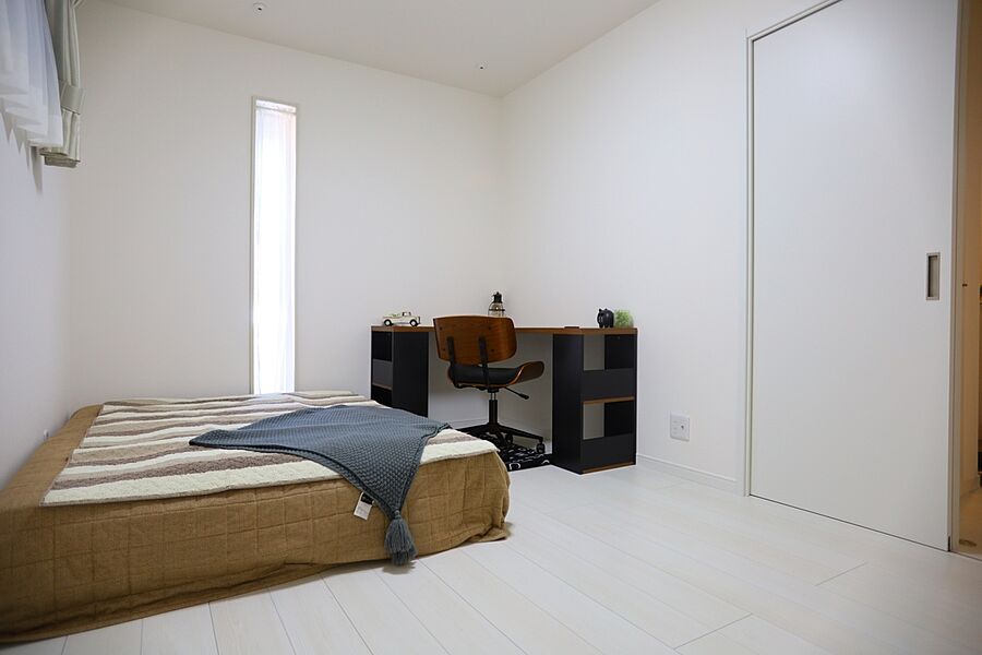 【1F居室】
広々ベッドも余裕で置ける広さの1階居室です。