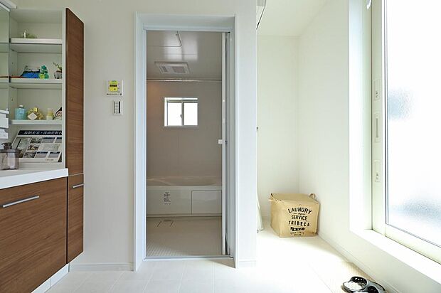 【洗面室】収納力・機能性抜群の洗面台で、朝の身支度もスムーズ。可動棚付き収納もありタオルや着替えの置き場所にも困りません。