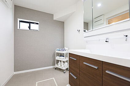 デザインと機能性を兼ね備えたワイド洗面※現地写真