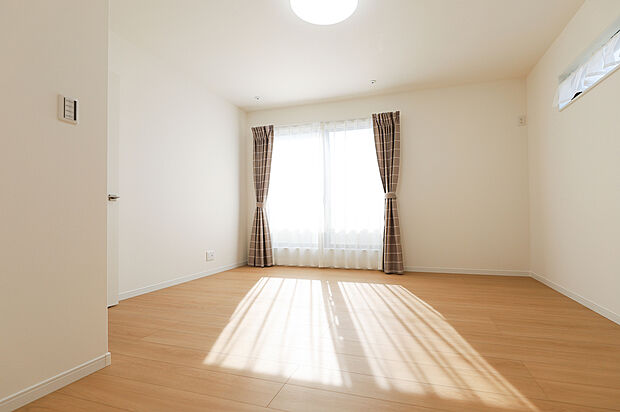 【主寝室 （A）※現地写真】■光が差し込む、明るい主寝室。7帖の広さなので、ダブルベット＋ワークデスクを置ける十分な広さです