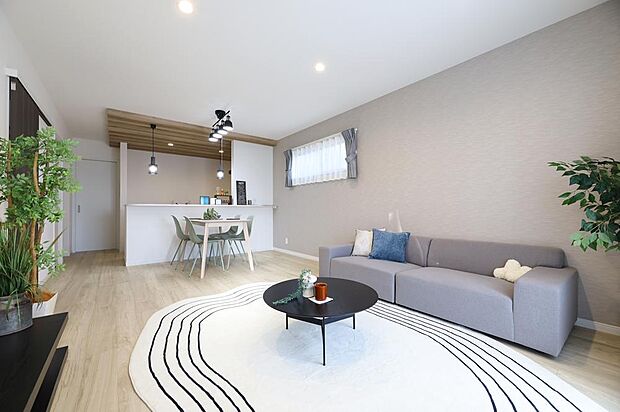 【LDK※現地写真】■家族のコミュニケーションがとりやすく、毎日のお掃除もしやすい「ちょうどいいサイズ」の16.8帖のLDK!