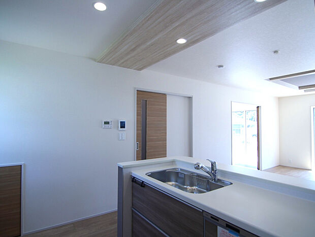 【【2号棟】】◎キッチンの天井も木目調のアクセントクロスで素敵に演出！◎