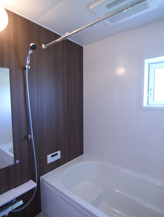 【【1号棟】】◎浴槽は段差がある節水浴槽！様々な入浴スタイルが楽しめます◎