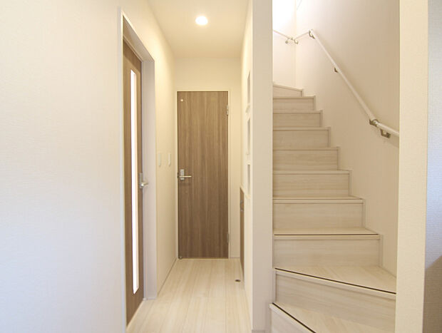 【【1号棟】】◎ホワイトのフローリングと木目調の建具のコントラストが素敵な内観です！◎