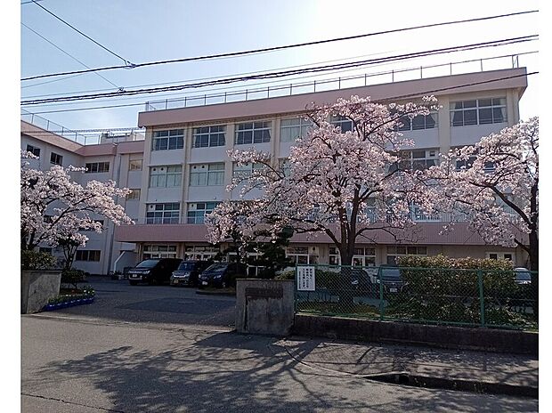 桜ケ丘小学校まで徒歩15分