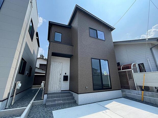 D棟
落ち着いた色合いと親しみやすいデザインが魅力。派手すぎず、どこか安心感のある外観は、長く住み続けたくなる心地よさがあります。家族の毎日をやさしく見守る住まいです。