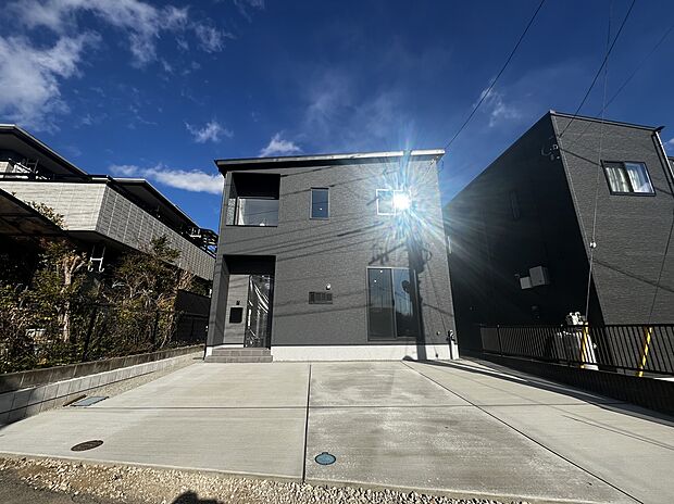 【現地外観写真】
公園や自然も近く、子育て世帯にも安心の環境です。自然の中で快適な暮らしと便利な生活を両立できる、裾野佐野でおすすめの一邸です。