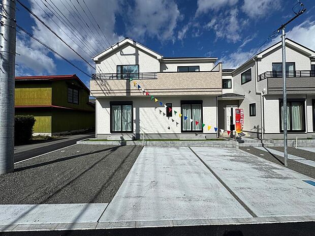 現地外観写真　A棟　光がたっぷり入る、開放感あふれるマイホームです。
