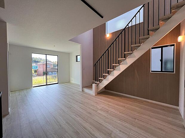 吹抜天井を採用したリビングは、天井が高く開放感のある空間が魅力。上下に広がる視線がゆとりを演出し、家族が自然と集まり、心地よくくつろげる住まいの中心となります。