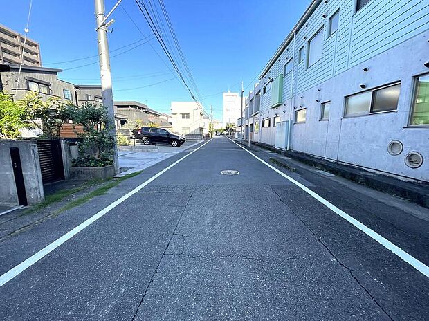 【前面道路　南側6.4ｍ】
広い道路は駐車や車の出入りがしやすく来客時も安心。
視認性の高い立地で外観デザインが映え、風通しも良好です。
圧迫感のない開放的な暮らしを叶える立地です。