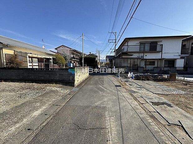 前道は4ｍ と広々！
日当たりや風通しも良く、駐車がしやすいこともメリットの一つです。