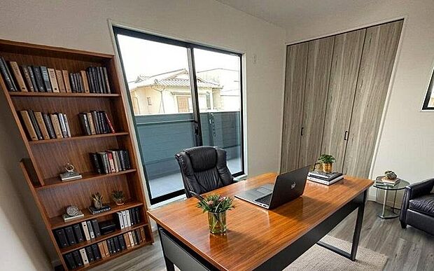 【A棟　洋室】無駄のない設計で、家具の配置もしやすい洋室。寝室や子ども部屋、ワークスペースなど多目的に使えます。※実際の写真とCGを合成したものです