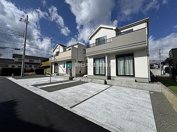 【現地外観写真】風と光が通り抜ける、心地よい住宅です。　　　