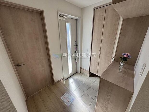 【玄関】B棟　シューズインクロークと玄関収納を備えているので、いつでもすっきり保てます。