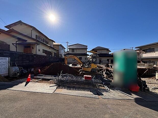 【現地外観写真】周辺は閑静な住宅街。小学校や幼稚園も徒歩15分圏内と近く、子育て世帯にも安心の立地です。