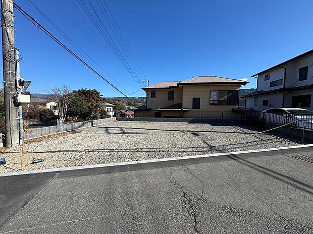 【現地外観写真】周辺は閑静な住宅街。小学校や幼稚園も徒歩15分圏内と近く、子育て世帯にも安心の立地です。