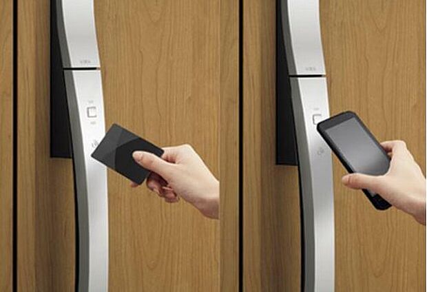 【玄関ドア/タッチキー】ドアのボタンを押してカードをかざすだけで解錠できる、便利なタッチキー。
お手持ちの携帯電話(おサイフケータイ対応機種)、電子マネー・楽天Eｄｙに対応したカードなら玄関のカギとしてご利用いただけます。