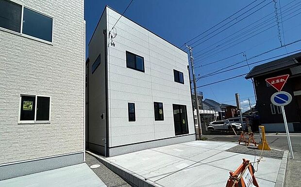 【D棟　現地外観】明るく清潔感のある外観デザインが印象的な一邸。街並みとの調和を大切にしながら、家族の暮らしに寄り添うやさしさを感じられる住まいです。帰るたびにほっとできる、そんな日常が始まります。